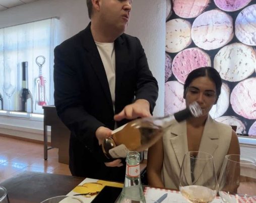 Marco Trujillo catando vinos italianos de La Contadina